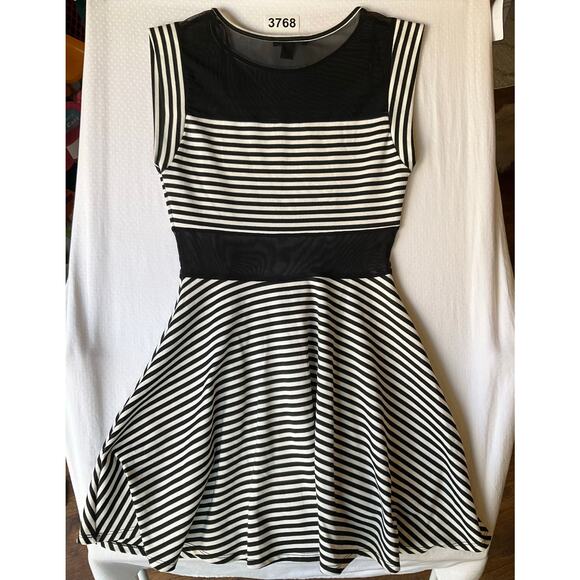 FOREVER 21 Women Mini Dress size M Sleeveless Mesh Detail Stripes Black & White - Picture 10 of 10